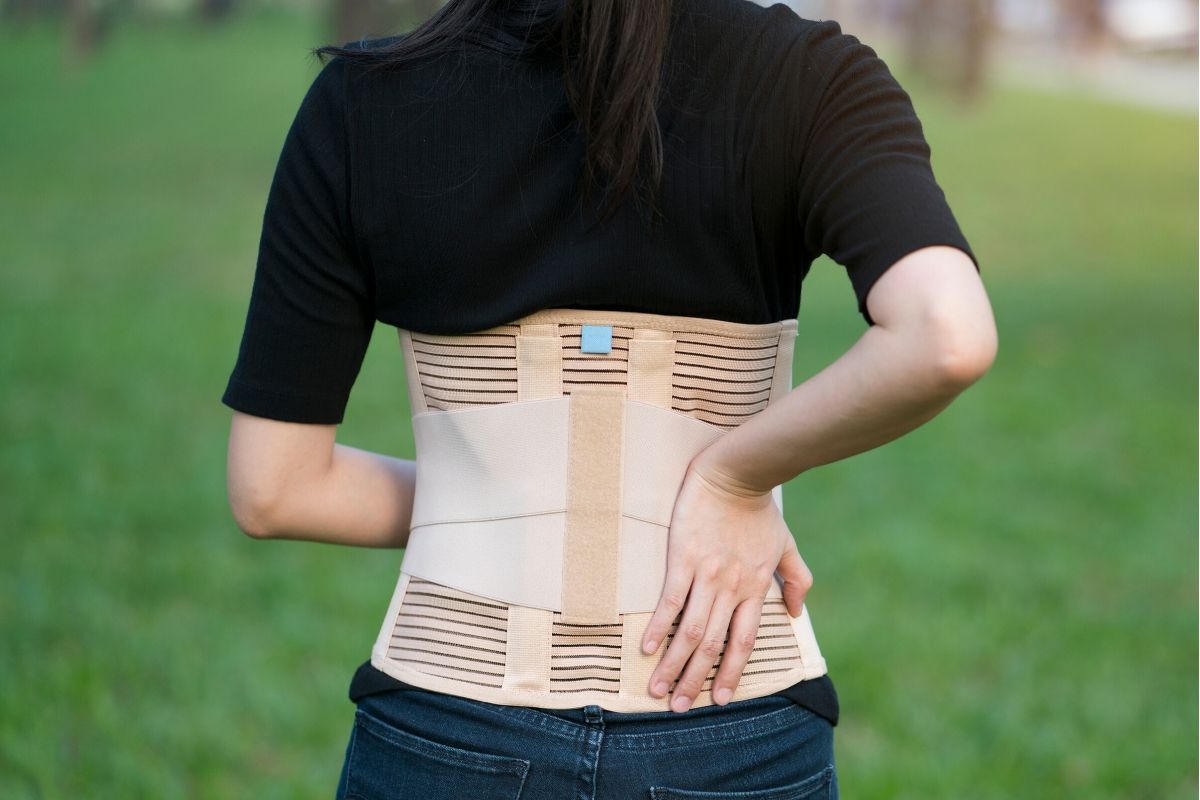 Back braces that offer lumbar support can provide enough compression to mitigate further injury and promote rehabilitation.